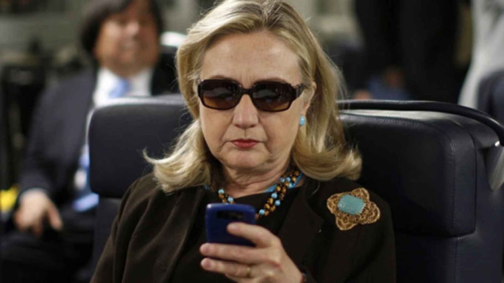 Hillary_smartphone